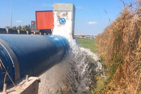 Nhà máy nước Nhị Thành đã xả được khoảng 800.000 m3 nước thô để ứng cứu các hoạt động sản xuất nông nghiệp (Ảnh: DNP)