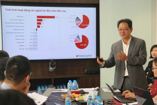 Ông Andy Ho - Giám đốc điều hành VinaCapital trình bày tại hội nghị 