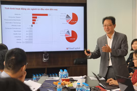 Ông Andy Ho - Giám đốc điều hành VinaCapital trình bày tại hội nghị 