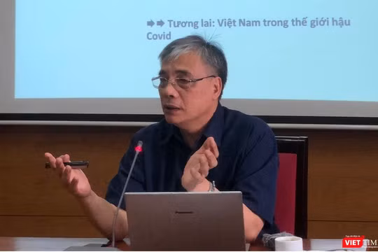 TS. Trần Đình Thiên tại buổi sinh hoạt của CLB Cafe Số (Ảnh: HB)