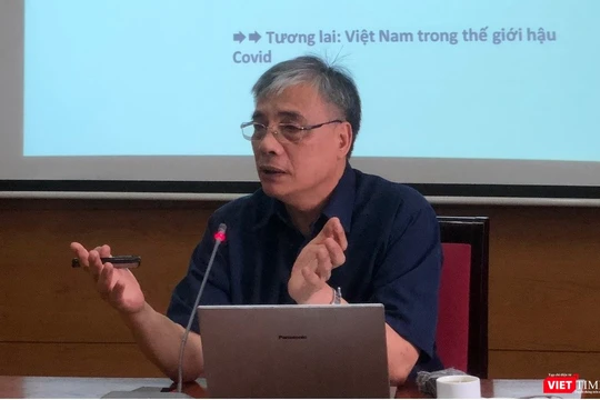 TS. Trần Đình Thiên tại buổi sinh hoạt của CLB Cafe Số (Ảnh: HB)