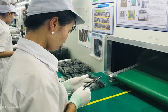 Công nhân sản xuất vỏ màn hình điện thoại tại một doanh nghiệp công nghiệp hỗ trợ ở Hải Dương. Ảnh: Thu Nguyễn.