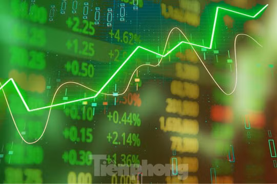 Chứng khoán 1/12: Nhóm cổ phiếu "cùng họ" bứt phá, kéo VN-Index vượt 1.700 điểm