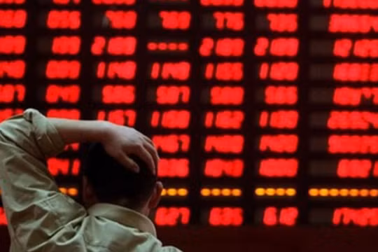 Nhà đầu tư hoảng loạn khi VN-Index “bay” 52 điểm