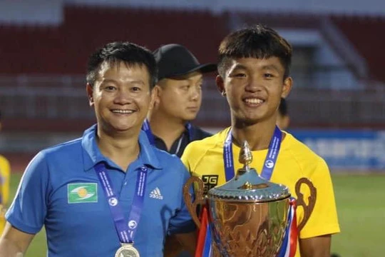 Vô địch U15 quốc gia 2018 là quả ngọt đầu mùa của ông thầy Văn Quyến. Ảnh FBNV