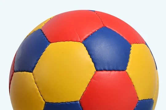 Dạo quanh sân cỏ trong nước và quốc tế. Ảnh AT