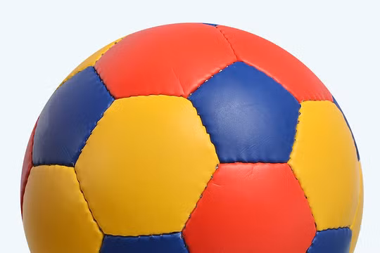 Dạo quanh sân cỏ trong nước và quốc tế. Ảnh AT