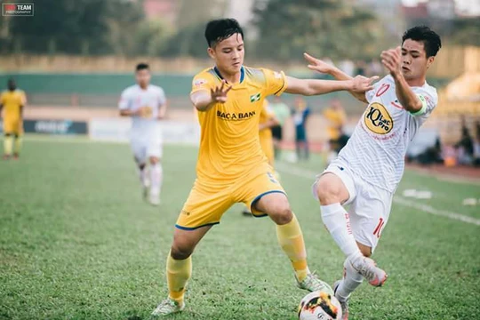 Sau khi thủ môn Nguyên Mạnh rời sân Vinh, chiếc băng đội trưởng được giao cho trung vệ Văn Khánh. Ảnh FBNV.