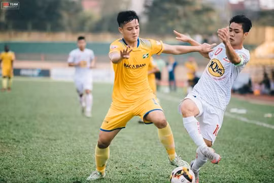 Sau khi thủ môn Nguyên Mạnh rời sân Vinh, chiếc băng đội trưởng được giao cho trung vệ Văn Khánh. Ảnh FBNV.