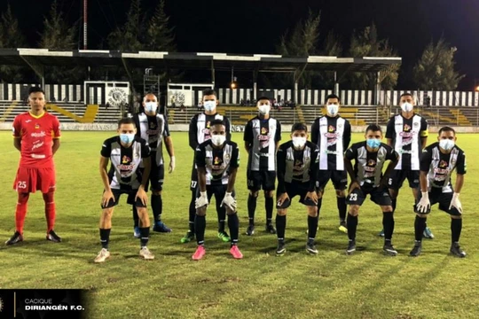 Các cầu thủ Cacique Diriangenra sân với găng tay và khẩu trang y tế, trong trận đấu với Deportivo Ocotal,. Ảnh CLB