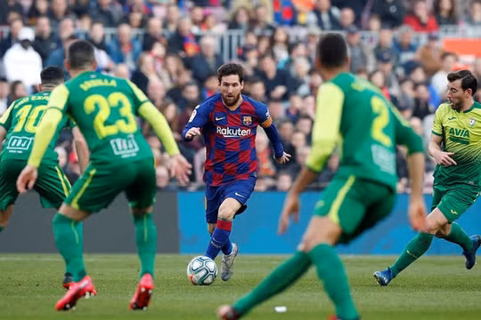 Khi Leo thông nòng thì hàng công của chủ nhà lại nguy hiểm hơn bao giờ hết bởi họ sẽ chơi biến hóa khôn lường, đối phương sẽ lâm vào cảnh không biết ngăn chặn như thế nào. Ảnh CLB