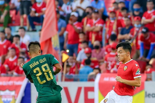 Các cầu thủ Hồng Lĩnh Hà Tĩnh đã dạn dày kinh nghiệm trận mạc hơn. Ảnh VPF