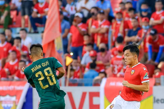 Các cầu thủ Hồng Lĩnh Hà Tĩnh đã dạn dày kinh nghiệm trận mạc hơn. Ảnh VPF