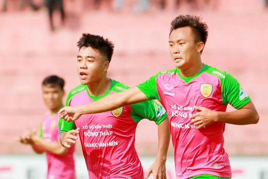 Thiếu cả quân, mất cả tướng trước giờ bóng lăn nhưng rốt cuộc chủ nhà Đồng Tháp vẫn đá tan nát đội bóng đất Cảng 3-1. Ảnh VPF