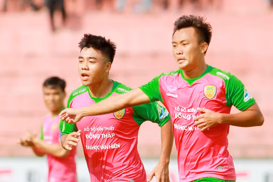 Thiếu cả quân, mất cả tướng trước giờ bóng lăn nhưng rốt cuộc chủ nhà Đồng Tháp vẫn đá tan nát đội bóng đất Cảng 3-1. Ảnh VPF