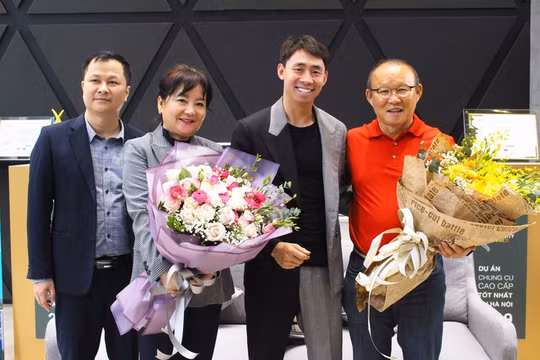 Vợ chồng ông Park rạng ngời trong ngày ký hợp đồng mua nhà mới, gắn bó với Việt Nam. Ảnh TN