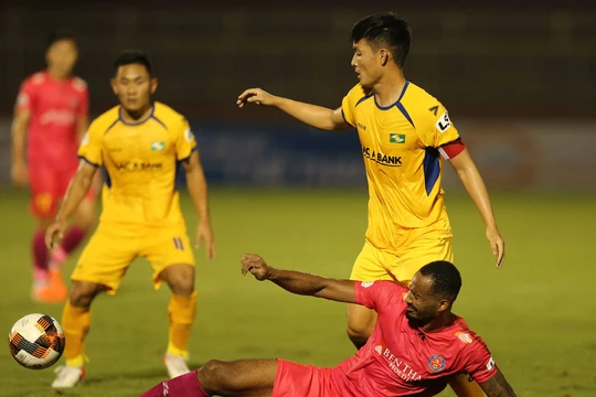 Mùa giải này SLNA vẫn phải lấy thủ bù công. Ảnh VPF