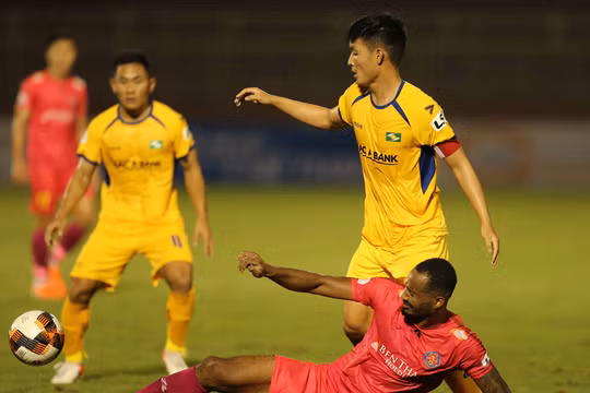 Mùa giải này SLNA vẫn phải lấy thủ bù công. Ảnh VPF