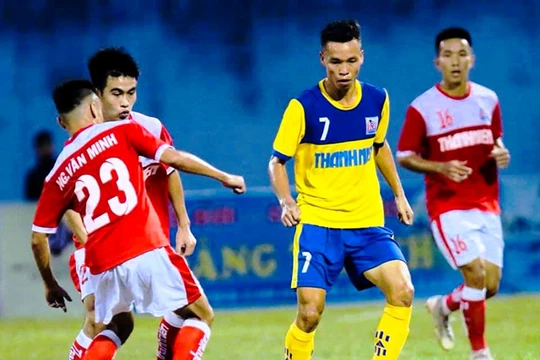 Dường như Cao Tấn Hoài (7) sẽ không bị ảnh hưởng nhiều sau án kỷ luật. Ảnh Báo ĐT