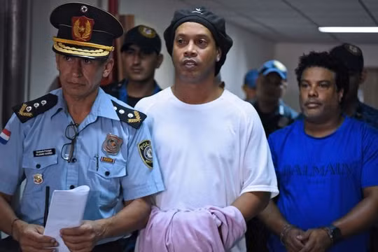 Lionel Messi đã nộp 1,6 triệu USD giải cứu người đàn anh Ronaldinho khỏi nhà tù tại Paraguay (ảnh CNN).