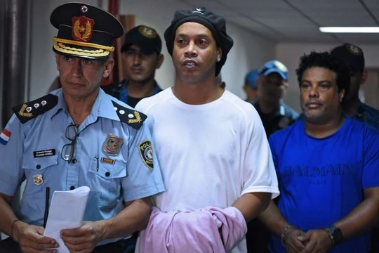 Lionel Messi đã nộp 1,6 triệu USD giải cứu người đàn anh Ronaldinho khỏi nhà tù tại Paraguay (ảnh CNN).