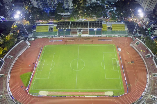 Khán giả cần được xem những pha bóng đẹp, cầu thủ cần có mặt sân đạt chuẩn để có cảm hứng thi đấu. Truyền thông cần có hình ảnh đẹp để quảng bá cho giải đấu. Ảnh SGFC.