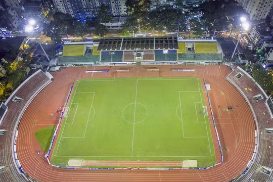 Khán giả cần được xem những pha bóng đẹp, cầu thủ cần có mặt sân đạt chuẩn để có cảm hứng thi đấu. Truyền thông cần có hình ảnh đẹp để quảng bá cho giải đấu. Ảnh SGFC.