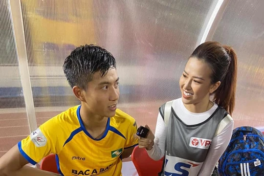 Hiệp 2 thì HLV Quang Trường mới tung Văn Đức vào sân, khi đó, lối chơi của đội bóng xứ Nghệ mới khởi sắc hơn chút.. Ảnh SLFC.