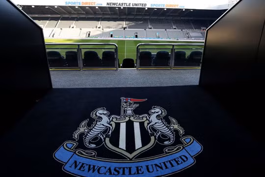 Mike Ashley đã quyết định đổi tên sân St James’ Park thành Sports Direct Arena, tên tập đoàn bán đồ thể thao của ông. Ảnh CLB