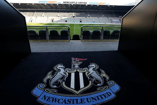 Mike Ashley đã quyết định đổi tên sân St James’ Park thành Sports Direct Arena, tên tập đoàn bán đồ thể thao của ông. Ảnh CLB