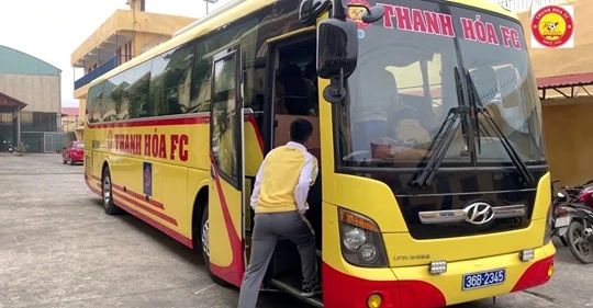 Bầu Đệ đã cho thay logo và sơn lại chiếc xe bus lâu nay đắp chiếu. Ảnh THFC.