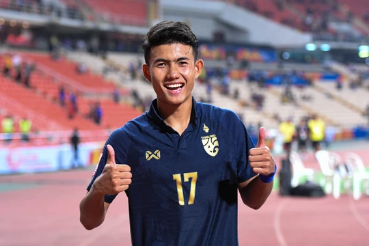 Suphanat Mueanta đã đi vào lịch sử VCK U23 châu Á với tư cách là cầu thủ trẻ nhất ghi bàn. Ảnh FAT.