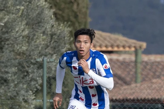 Trong 7 hậu vệ của SC.Heereveen mùa này, duy nhất Văn Hậu là cầu thủ chưa được ra sân phút nào. Ảnh VH