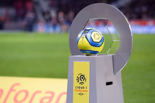 Chính phủ Pháp tuyên bố cấm mọi hoạt động thể thao trở lại trước tháng Chín, bất kể là thi đấu với sân trống hay không. Ảnh AP.