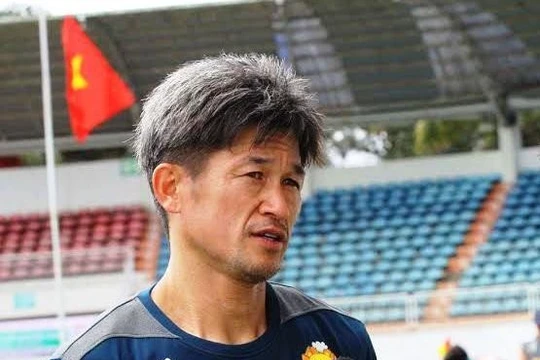 Việc gắn bó 14 năm với CLB Yokohama và 53 tuổi mà vẫn tập luyện được cùng các “đàn cháu” cũng giúp tên tuổi K.Miura nối lên như cồn. Ảnh Nguyễn Đăng.