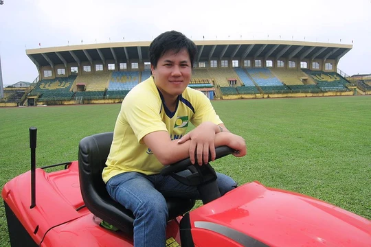 Sân Vinh không đến nỗi tệ tế nếu VPF không “ngoảnh mặt làm ngơ”, bởi cách đây 7 năm người ta còn thấy sân bóng này có xe cắt cỏ, hệ thống phun nước tự động. Ảnh Quốc Được