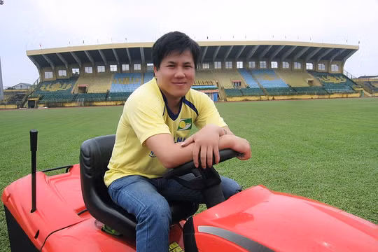 Sân Vinh không đến nỗi tệ tế nếu VPF không “ngoảnh mặt làm ngơ”, bởi cách đây 7 năm người ta còn thấy sân bóng này có xe cắt cỏ, hệ thống phun nước tự động. Ảnh Quốc Được