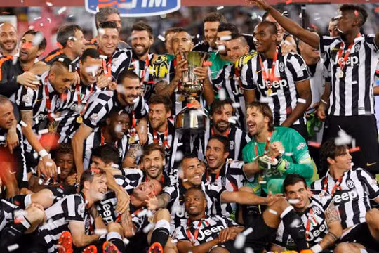 Chỉ cần một cuộc gọi của đội trưởng Giorgio Chiellini, toàn bộ thành viên trong đội đã đồng ý giảm lương. Ảnh CLB