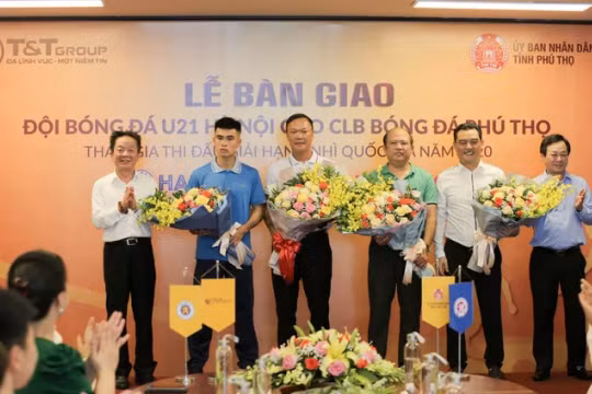Sau khi bàn giao Hồng Lĩnh Hà Tĩnh, Sài Gòn FC, hôm qua bầu Hiển tiếp tục bàn giao nguyên đội U21 Hà Nội cho Phú Thọ. Ảnh PTFC