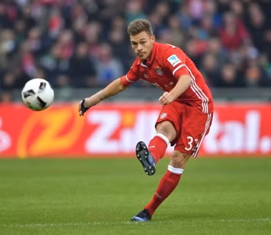 Cầu thủ sinh năm 1995 này cho thấy, mình hoàn toàn có thể chơi tốt như Thần tượng Philipp Lahm, thậm chí cả vị trí trung vệ. Ảnh BM.