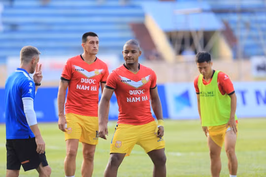 Rafaelson đang được kỳ vọng sẽ cùng Đỗ Merlo trở thành khẩu súng thần công 2 nòng của Nam Định. Ảnh NĐFC