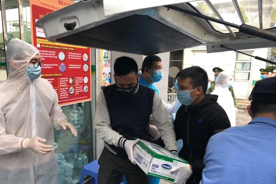 Số tiền hơn 120 triệu đồng nhóm Văn Quyết và những người bạn dành cho việc mua khẩu trang N95, quần áo bảo hộ, nhu yếu phẩm đã được bàn giao cho Bệnh viện Bạch Mai. Ảnh FBNV