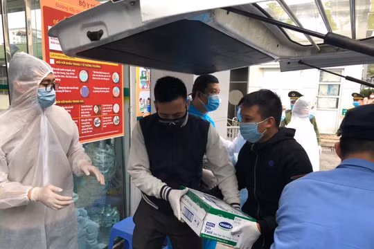 Số tiền hơn 120 triệu đồng nhóm Văn Quyết và những người bạn dành cho việc mua khẩu trang N95, quần áo bảo hộ, nhu yếu phẩm đã được bàn giao cho Bệnh viện Bạch Mai. Ảnh FBNV
