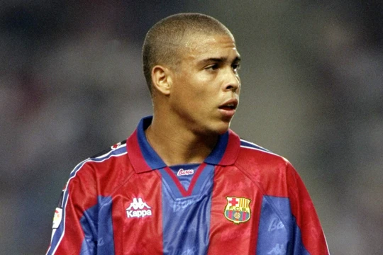 "Người ngoài hành tinh" Ronaldo với cái giá 19,5 triệu USD đã giúp Barca cuốn phăng các đối thủ khác trên con đường giành cú ăn 3 Cúp C2, Cúp Nhà Vua và Siêu Cúp TBN. Ảnh Barca.