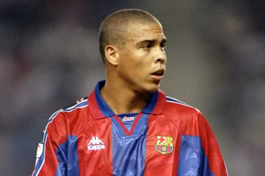 "Người ngoài hành tinh" Ronaldo với cái giá 19,5 triệu USD đã giúp Barca cuốn phăng các đối thủ khác trên con đường giành cú ăn 3 Cúp C2, Cúp Nhà Vua và Siêu Cúp TBN. Ảnh Barca.