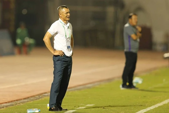 Muốn thấy “phía trước là bầu trời” thì BHL SLNA đừng vội nghe những lời tung khen sau 2 trận đấu, bởi với bóng đá, các số liệu chuyên môn sẽ thay lời muốn nói! Ảnh SLFC