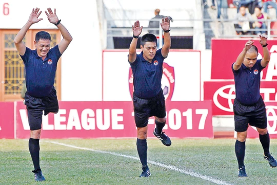 "Đúng là điều này đáng báo động khi các trọng tài FIFA lần lượt không tiếp tục nữa vì nhiều lý do" trưởng ban trọng tài Dương Văn Hiền nói.