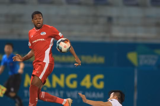 Ngay cả những đạo diễn giàu ý tưởng nhất cũng chẳng thể nghĩ được một kịch bản sân cỏ nghẹt thở đến như thế, 4 bàn thắng được diễn ra chỉ vẻn vẹn trong 9 phút cuối của trận đấu. Ảnh VPF