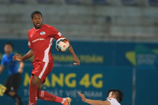 Ngay cả những đạo diễn giàu ý tưởng nhất cũng chẳng thể nghĩ được một kịch bản sân cỏ nghẹt thở đến như thế, 4 bàn thắng được diễn ra chỉ vẻn vẹn trong 9 phút cuối của trận đấu. Ảnh VPF