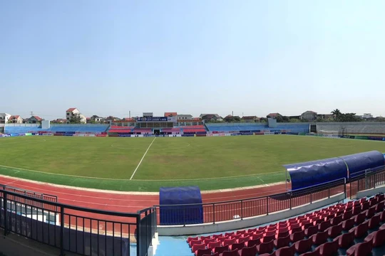 Nói cho cùng việc bóng vẫn lăn, đèn vẫn sáng trong dịp dịch Covid-19, dù không có khán giả đến sân vẫn tạo nên động lực và niềm vui cho người dân vào khả năng đẩy lùi virus Corona của Việt Nam và cộng đồng. Ảnh VPF